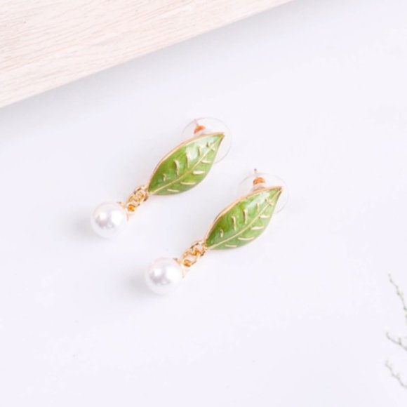 Pretty Leaf Enamel with Dangle Pearl Earrings Nwt - Picture 2 of 4